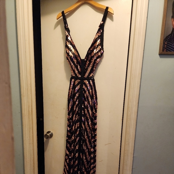 Elegant Sequin Striped Prom Dress - Black and Gold